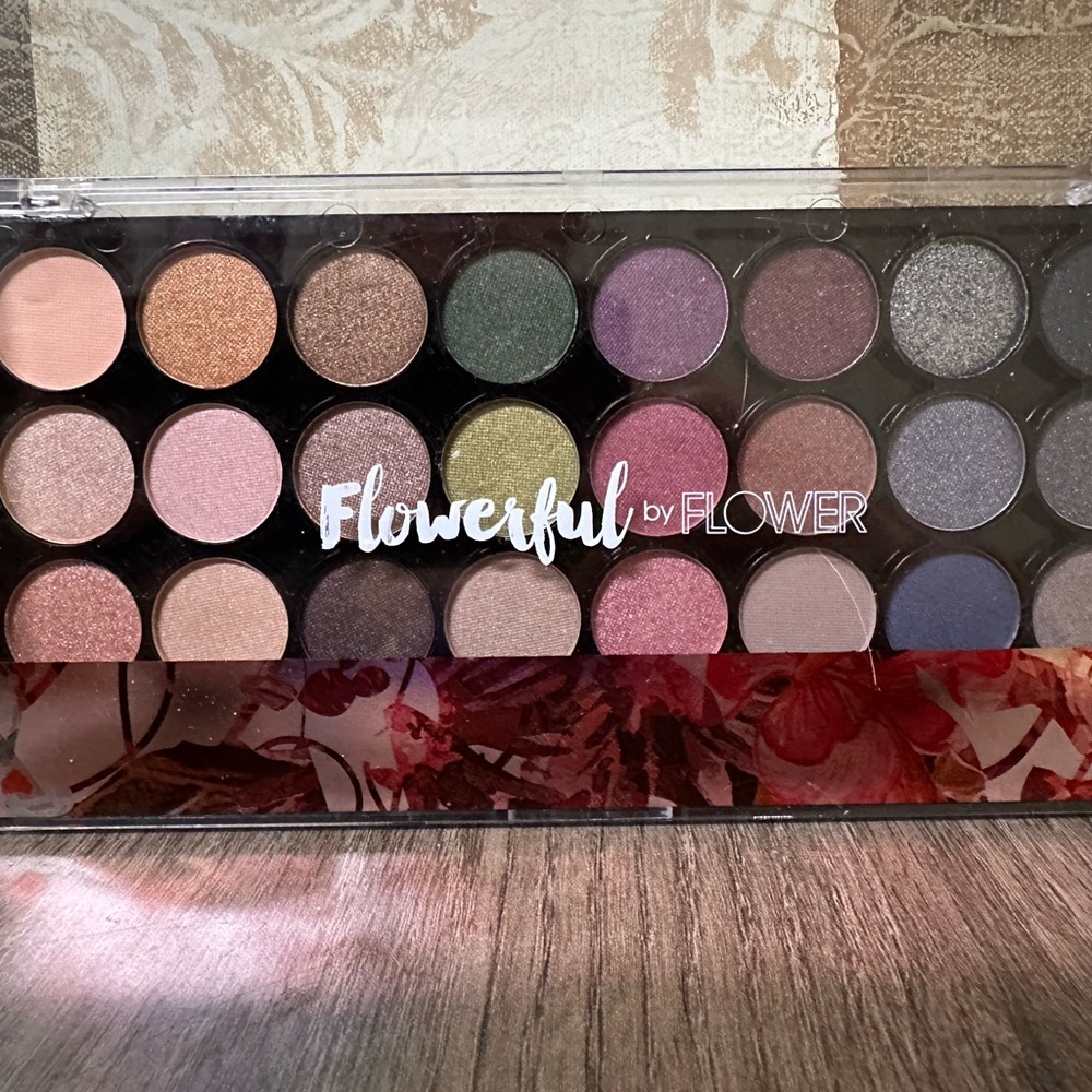FLOWERFUL EYE SHADOW PALLET BY FLOWER NWOT 24 individual shades to mix and blend - Picture 3 of 5